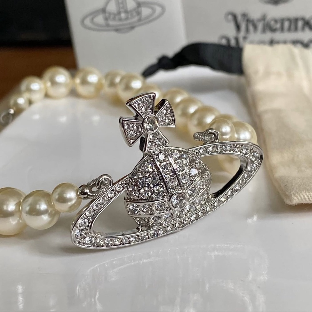 Vivienne Westwood ONE ROW PEARL BAS RELIEF CHOKER - Picture 2 of 9
